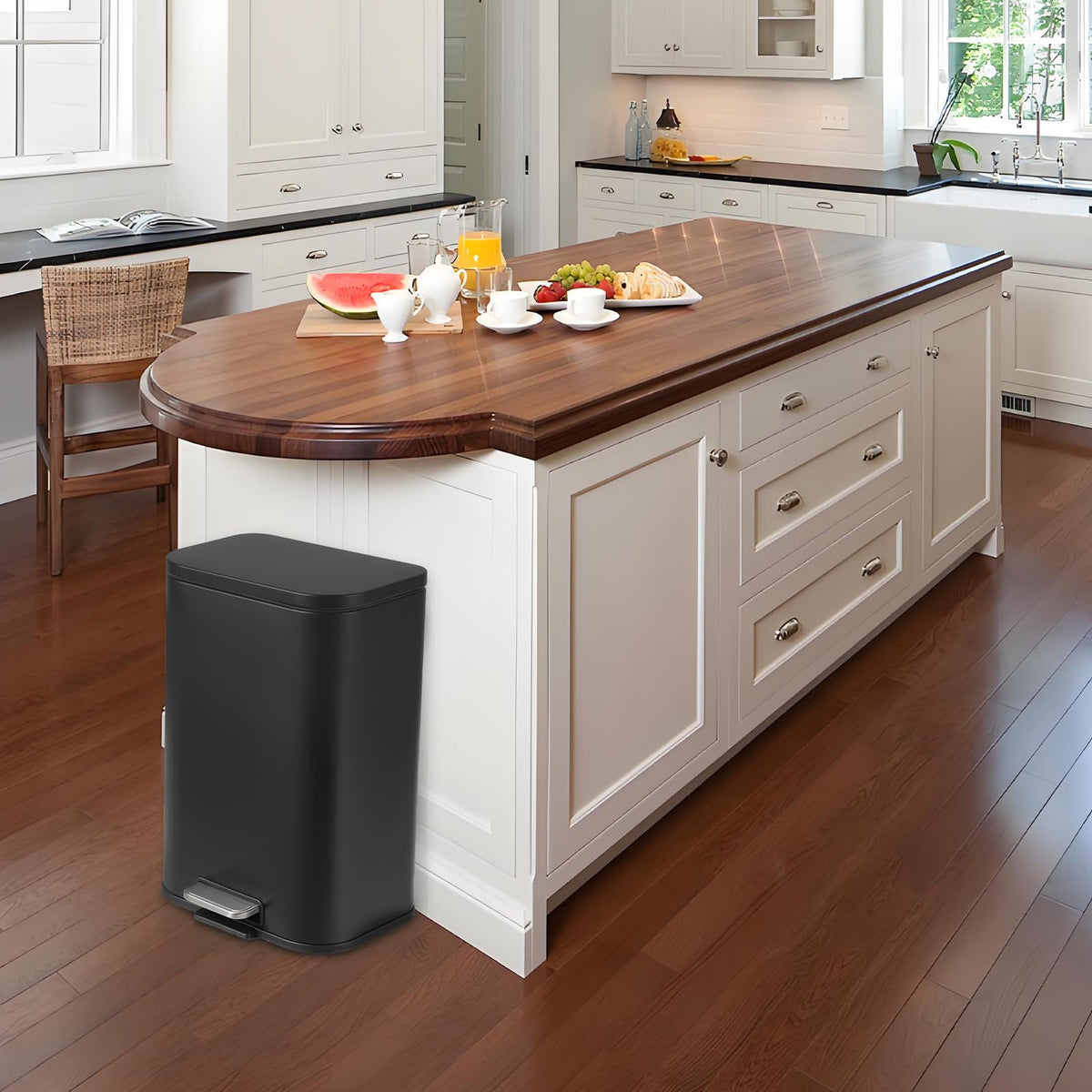 Step Trash Can 3.2 gal Soft-Close R75511