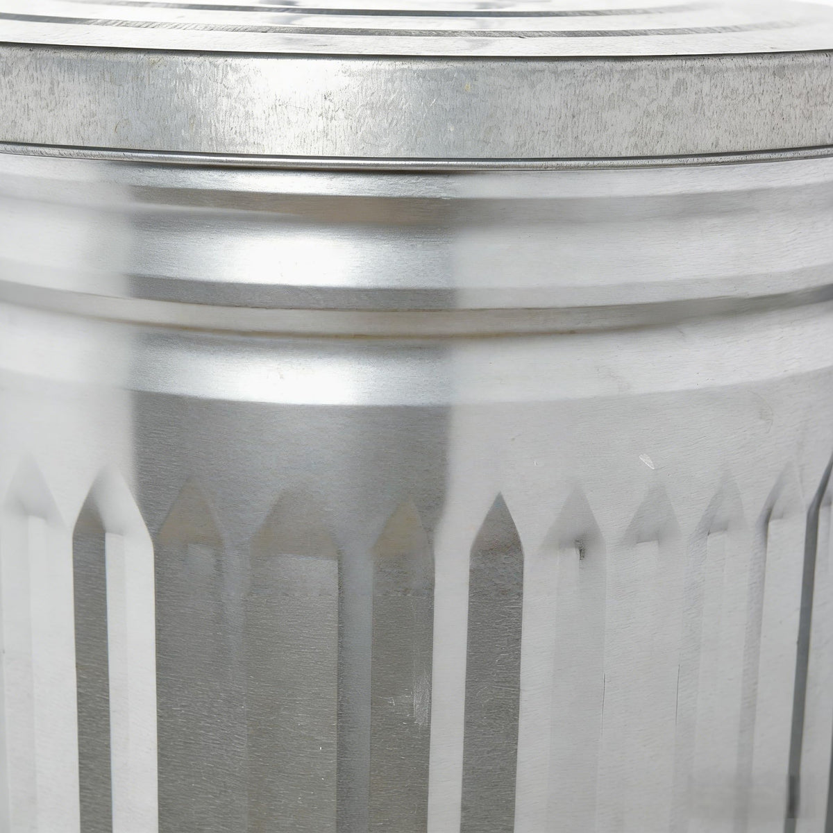 31 Gallon Galvanized Steel Trash Can with Lid N108434